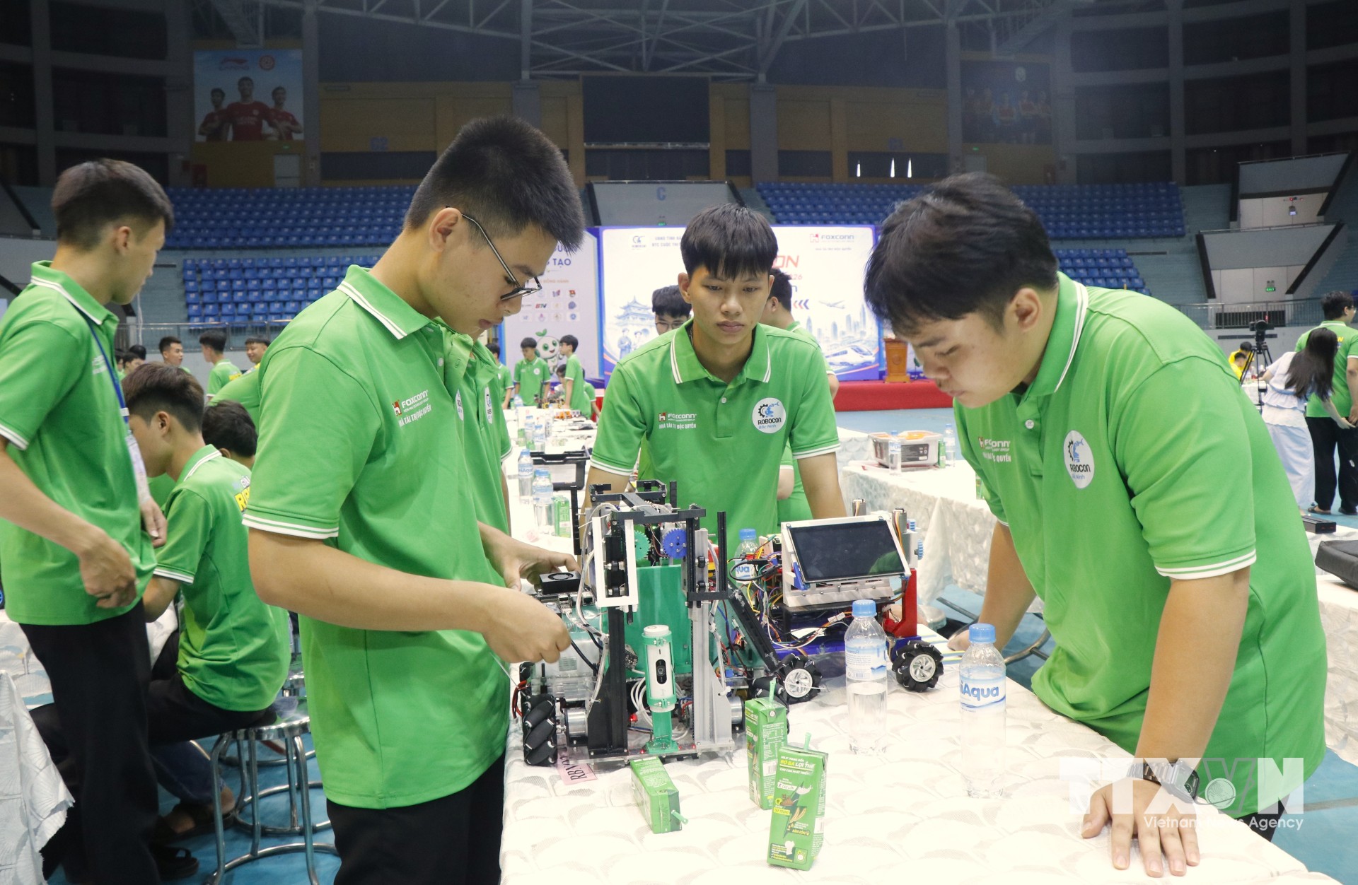 Các sản phẩm rô bốt do học sinh, sinh viên sáng tạo ra có thể được sử dụng để nghiên cứu vào trong quá trình vận chuyển trong các khu công nghiệp. (Ảnh: Thanh Thương/TTXVN)